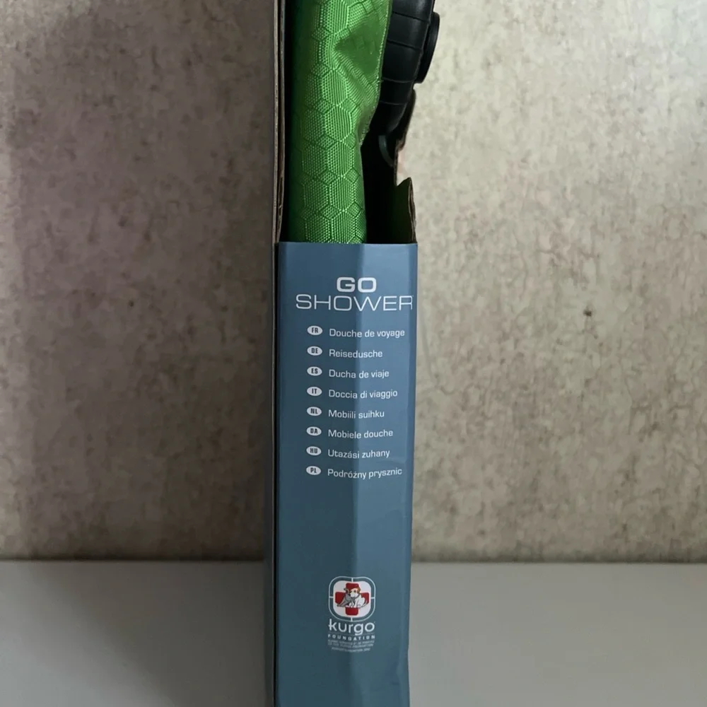 Kurgo Outdoor Go Shower for Pets. Adjustable strap green new